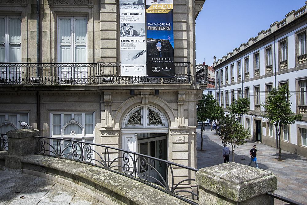 Entrada al Centro Cultural Marcos Valcárcel con la banderola de la exposición